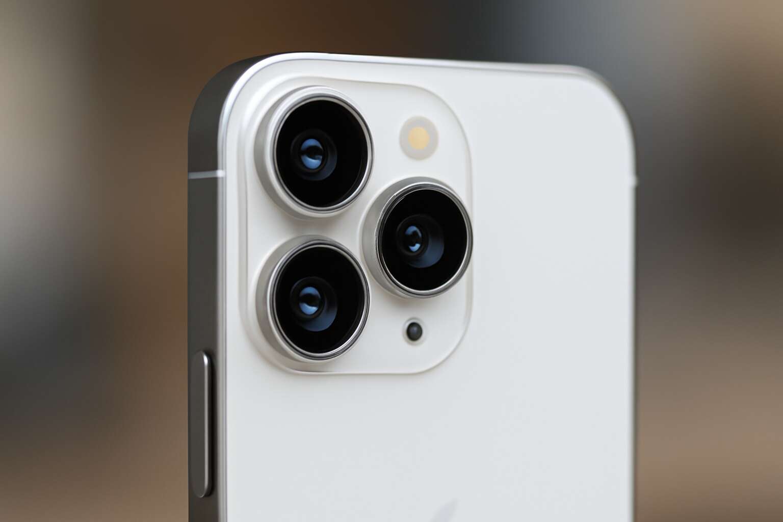 how many camera lenses on iphone 14